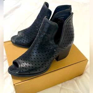 Women’s open toe booties